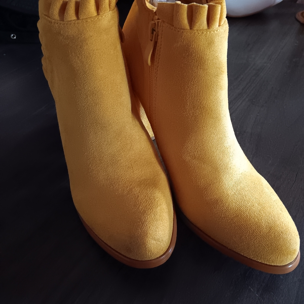 Allegra K size 8 yellow ankle boots